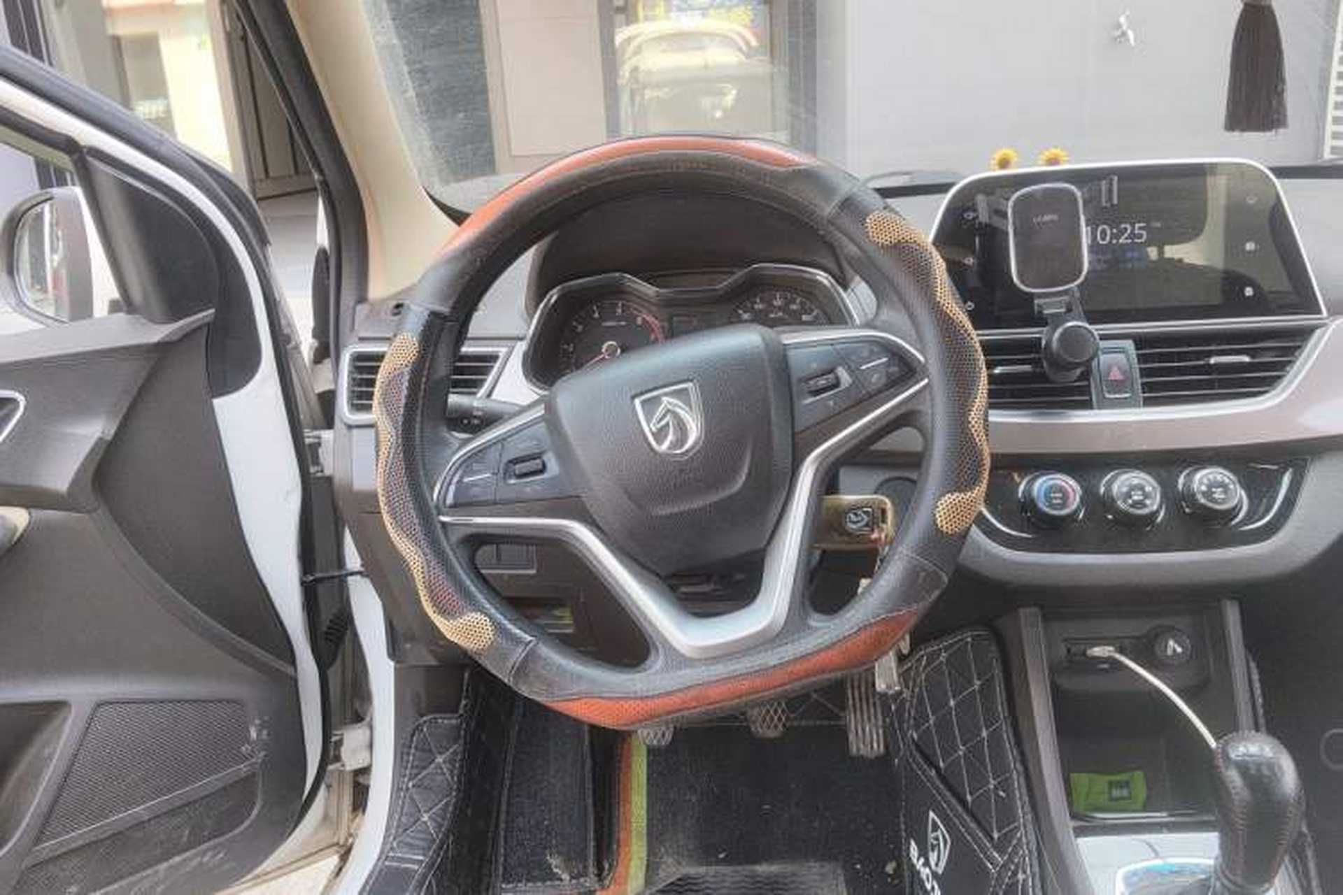 Used Baojun 310W 2017 1.5L Manual Fashion Model China V Steering Wheel