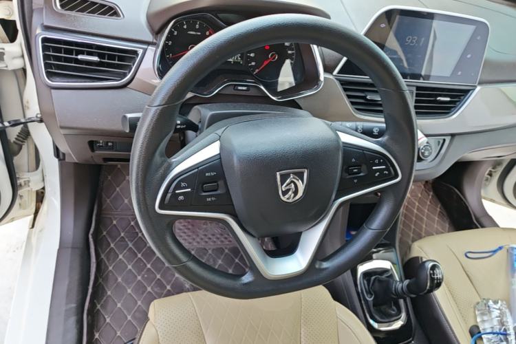 Used Baojun 310W 2017 1.5L Manual Fashion Model China V Steering Wheel