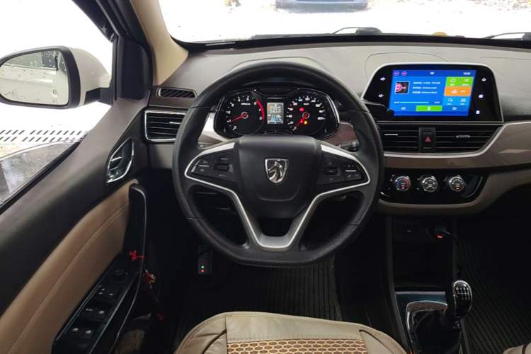 Used Baojun 310W 2017 1.5L Manual Fashion Model China V Steering Wheel