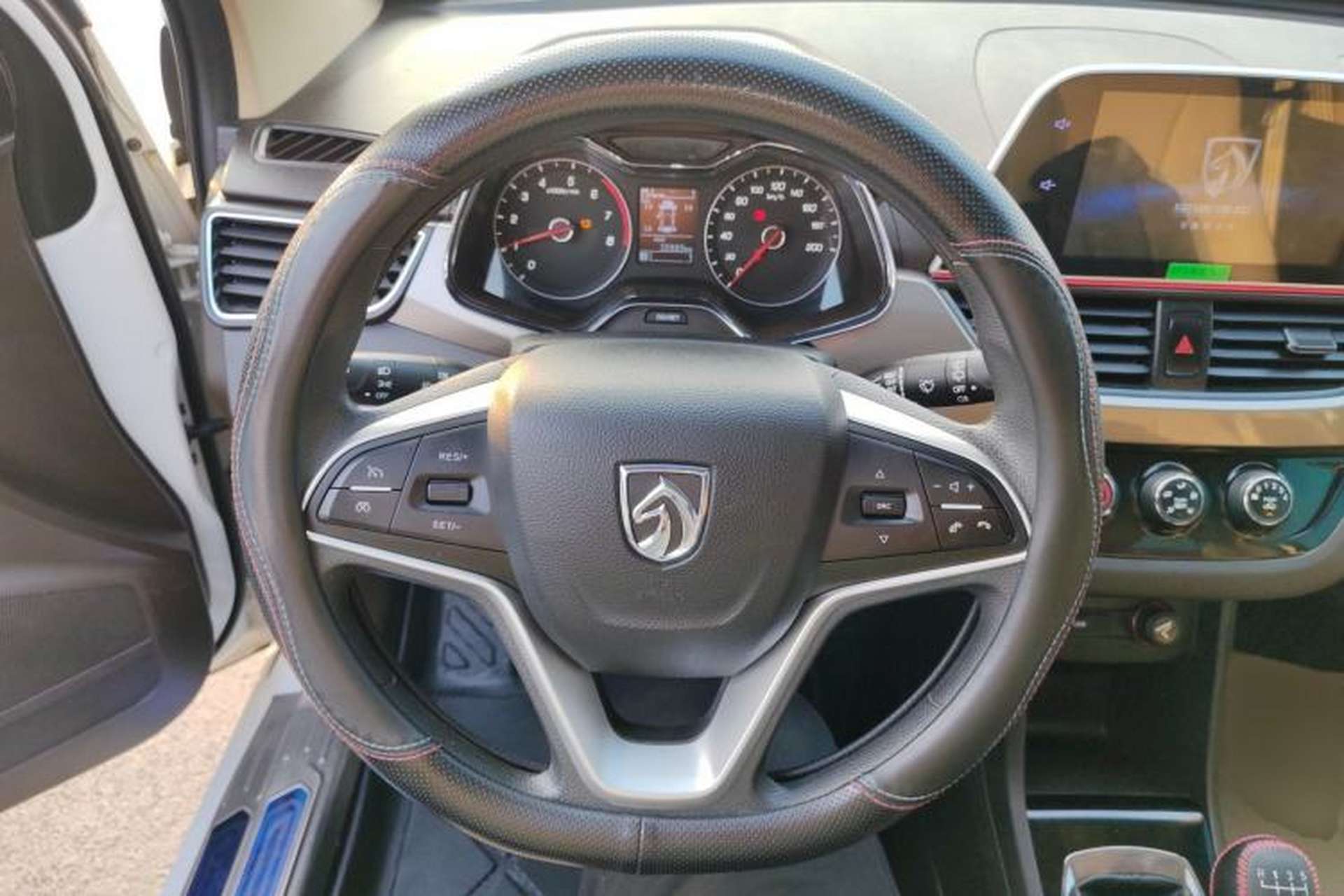Used Baojun 310W 2017 1.5L Manual Luxury Edition China V Steering Wheel