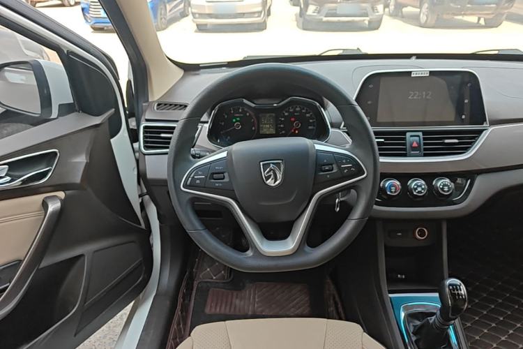 Used Baojun 310W 2017 1.5L Manual Fashion Model China V Steering Wheel