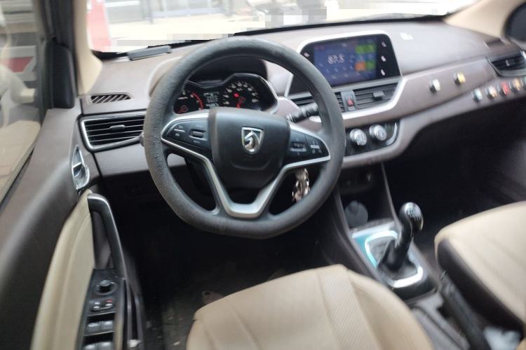 Used Baojun 310W 2017 1.5L Manual Fashion Model China V Steering Wheel