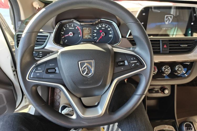 Used Baojun 310W 2017 1.5L Manual Fashion Model China V Steering Wheel