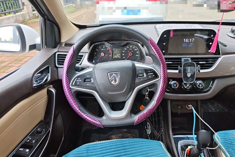 Used Baojun 310W 2017 1.5L Manual Fashion Model China V Steering Wheel