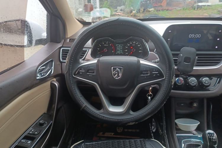 Used Baojun 310W 2017 1.5L Manual Fashion Model China V Steering Wheel