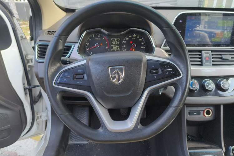 Used Baojun 310W 2017 1.5L Manual Fashion Model China V Steering Wheel