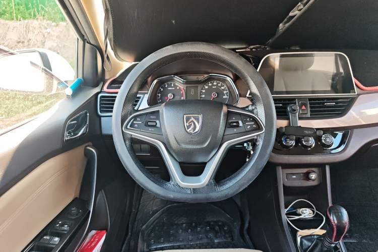 Used Baojun 310W 2017 1.5L Manual Fashion Model China V Steering Wheel