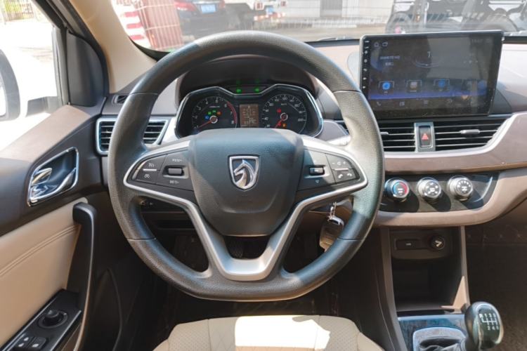 Used Baojun 310W 2017 1.5L Manual Fashion Model China V Steering Wheel