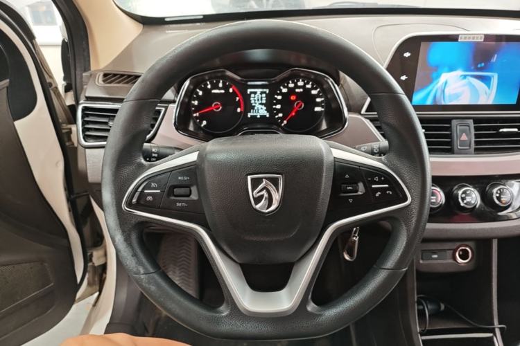 Used Baojun 310W 2017 1.5L Manual Fashion Model China V Steering Wheel