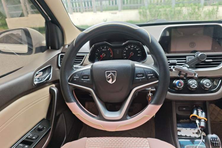 Used Baojun 310W 2017 1.5L Manual Fashion Model China V Steering Wheel