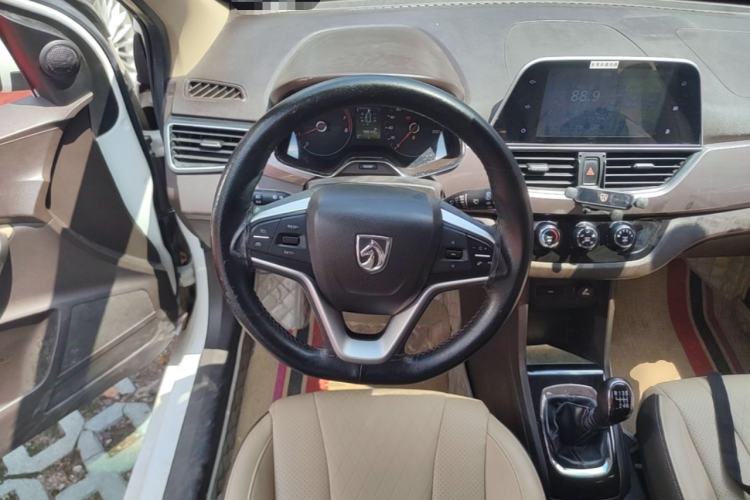 Used Baojun 310W 2017 1.5L Manual Fashion Model China V Steering Wheel