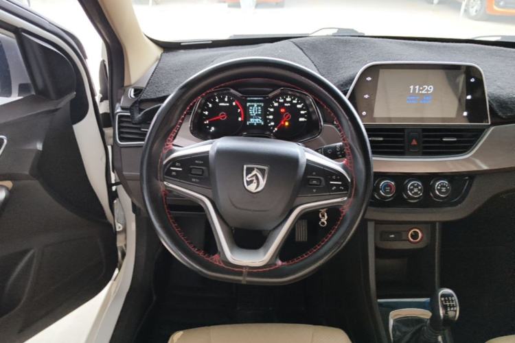 Used Baojun 310W 2017 1.5L Manual Fashion Model China V Steering Wheel