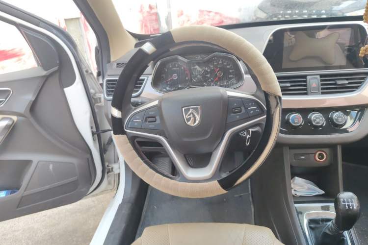 Used Baojun 310W 2017 1.5L Manual Fashion Model China V Steering Wheel