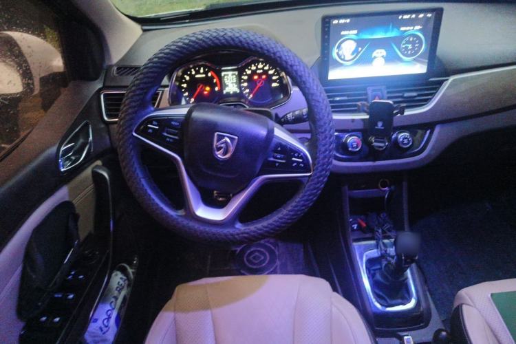 Used Baojun 310W 2017 1.5L Manual Fashion Model China V Steering Wheel