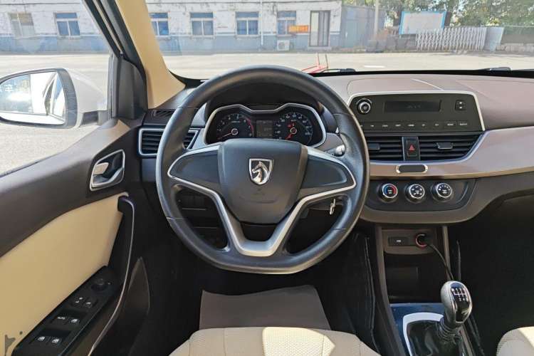 Used Baojun 310W 2017 1.5L Manual Comfort Version China V Steering Wheel