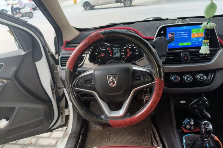 Used Baojun 310W 2017 1.5L Manual Fashion Model China V Steering Wheel