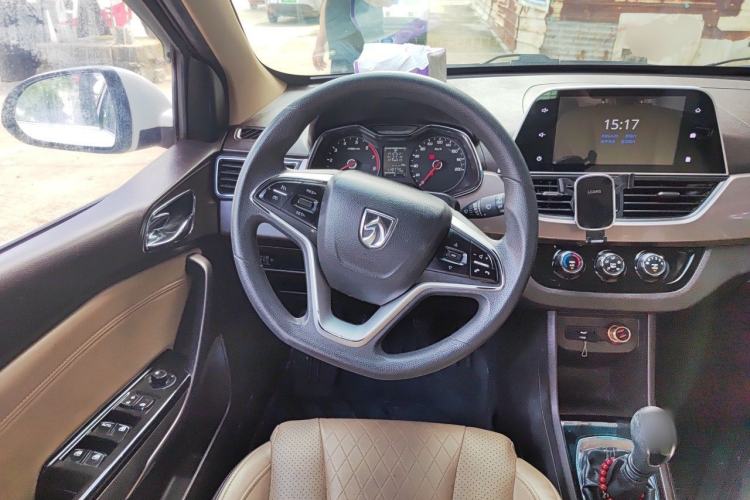 Used Baojun 310W 2017 1.5L Manual Fashion Model China V Steering Wheel