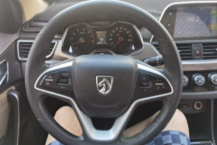 Used Baojun 310W 2017 1.5L Manual Fashion Model China V Steering Wheel