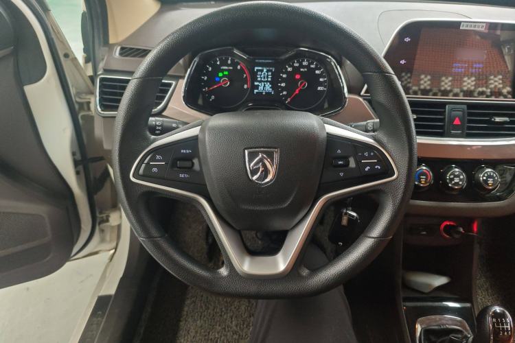 Used Baojun 310W 2017 1.5L Manual Fashion Model China V Steering Wheel