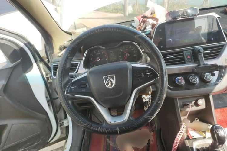 Used Baojun 310W 2017 1.5L Manual Fashion Model China V Steering Wheel