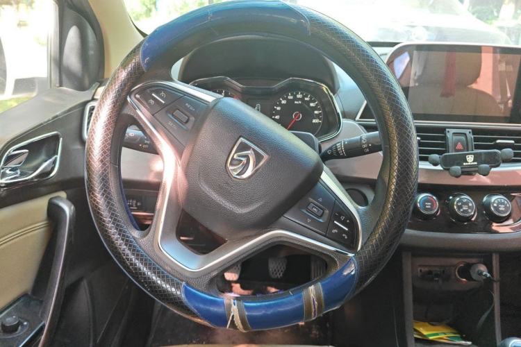 Used Baojun 310W 2017 1.5L Manual Fashion Model China V Steering Wheel