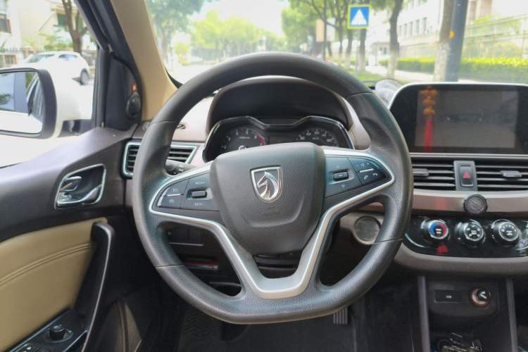 Used Baojun 310W 2017 1.5L Manual Fashion Model China V Steering Wheel