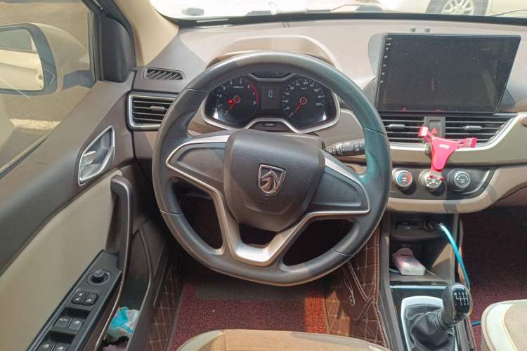 Used Baojun 310W 2017 1.5L Manual Comfort Version China VI Emission Standard Steering Wheel
