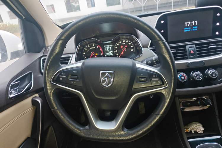 Used Baojun 310W 2017 1.5L Manual Fashion Model China V Steering Wheel