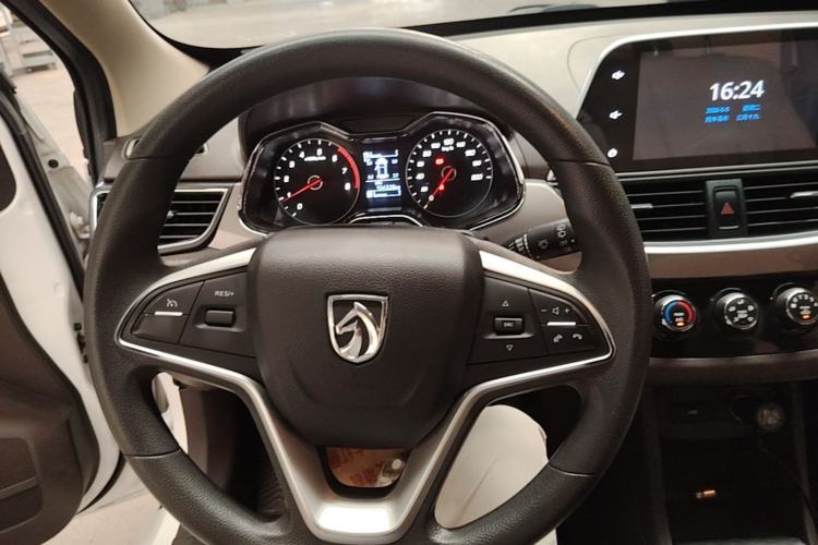 Used Baojun 310W 2017 1.5L Manual Luxury Edition China V Steering Wheel