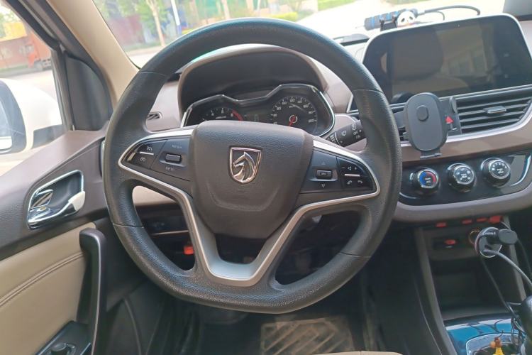 Used Baojun 310W 2017 1.5L Manual Fashion Model China V Steering Wheel