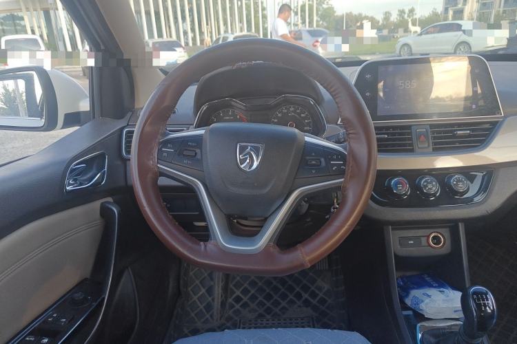 Used Baojun 310W 2017 1.5L Manual Fashion Model China V Steering Wheel
