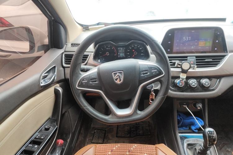 Used Baojun 310W 2017 1.5L Manual Fashion Model China V Steering Wheel