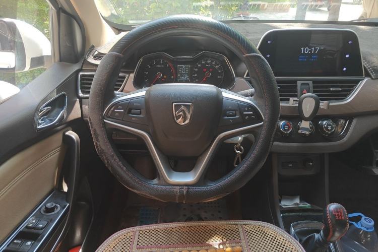 Used Baojun 310W 2017 1.5L Manual Fashion Model China V Steering Wheel