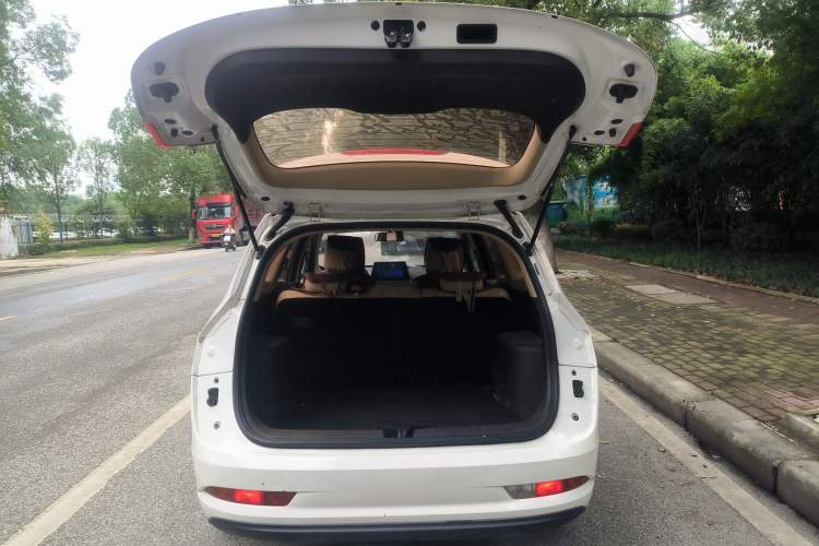 Used Baojun 310W 2017 1.5L Manual Comfort Version China VI Emission Standard Trunk