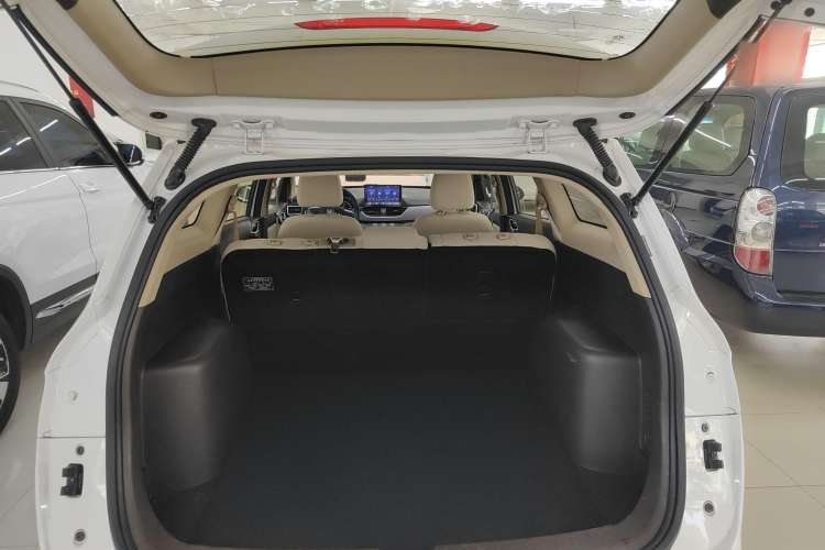 Used Baojun 310W 2017 1.5L Manual Comfort Version China VI Emission Standard Trunk