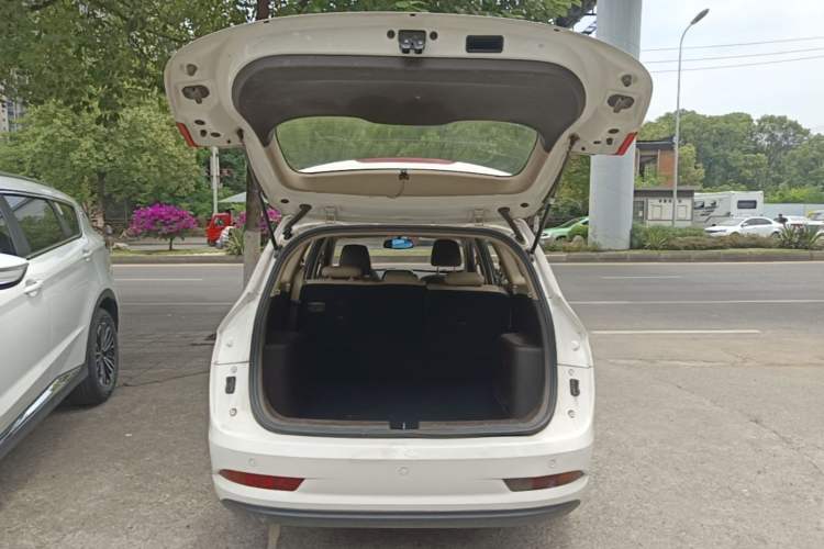 Used Baojun 310W 2017 1.5L Manual Fashion Model China V Trunk