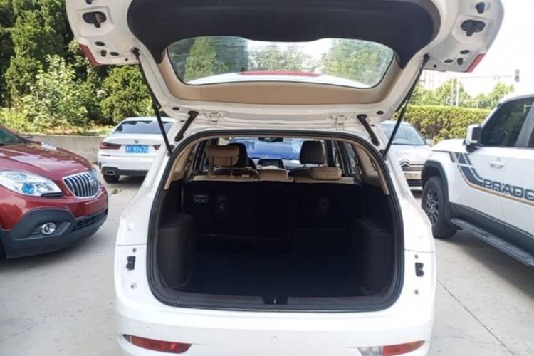 Used Baojun 310W 2017 1.5L Manual Fashion Model China V Trunk
