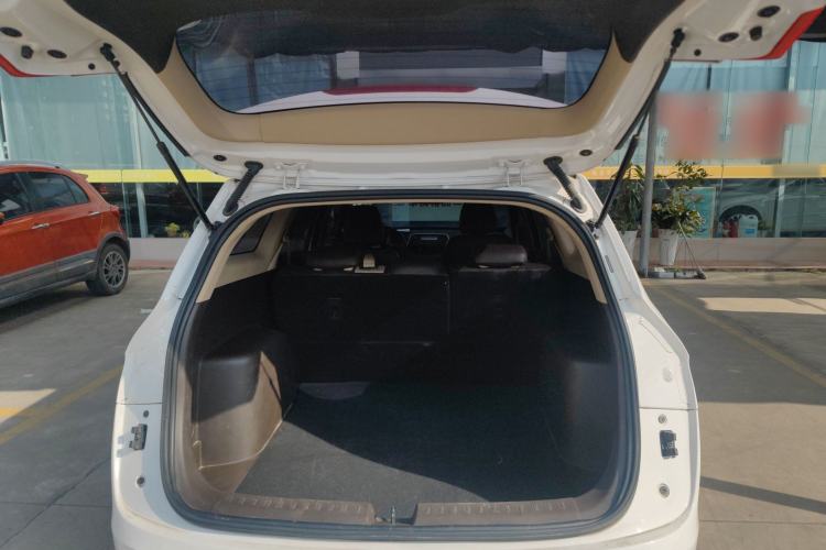 Used Baojun 310W 2017 1.5L Manual Comfort Version China VI Emission Standard Trunk