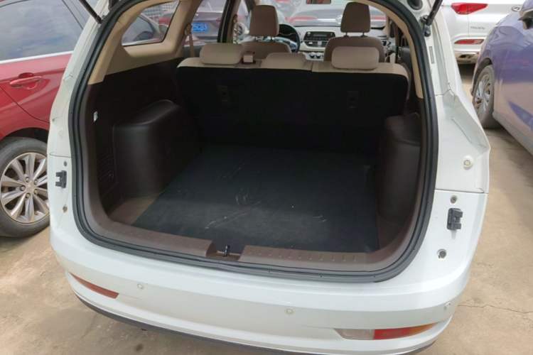 Used Baojun 310W 2017 1.5L Manual Comfort Version China VI Emission Standard Trunk