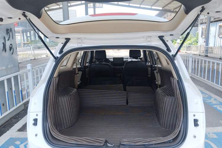 Used Baojun 310W 2017 1.5L Manual Comfort Version China VI Emission Standard Trunk