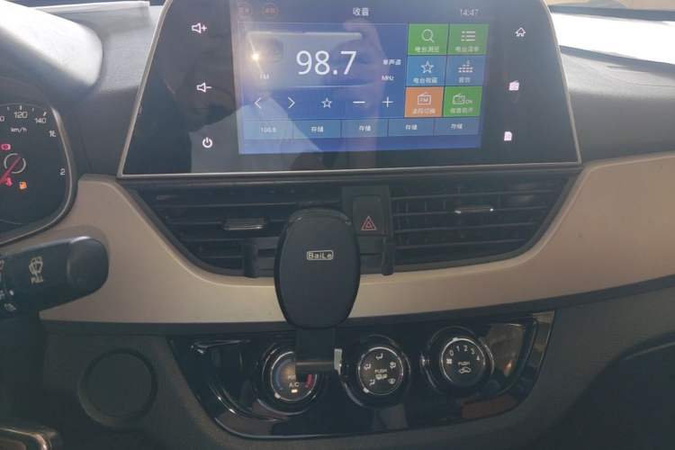 Used Baojun 310W 2018 1.5L Automatic Fashion Version China V Emission Standard Audio And AC Panel