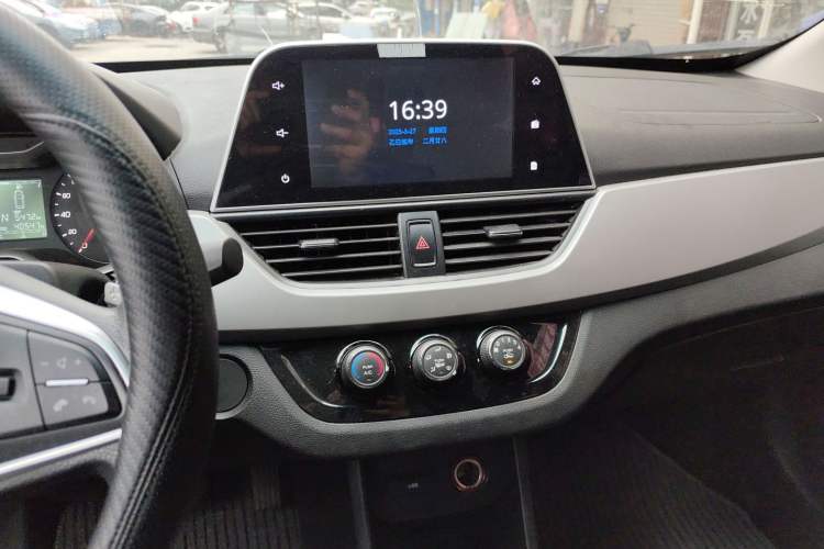 Used Baojun 310W 2018 1.5L Automatic Fashion Version China V Emission Standard Audio And AC Panel