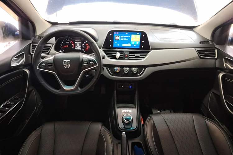 Used Baojun 310W 2018 1.5L Automatic Fashion Edition China VI Center Console