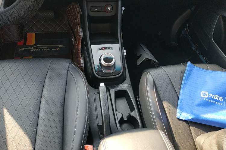 Used Baojun 310W 2018 1.5L Automatic Fashion Version China V Emission Standard Gear Lever