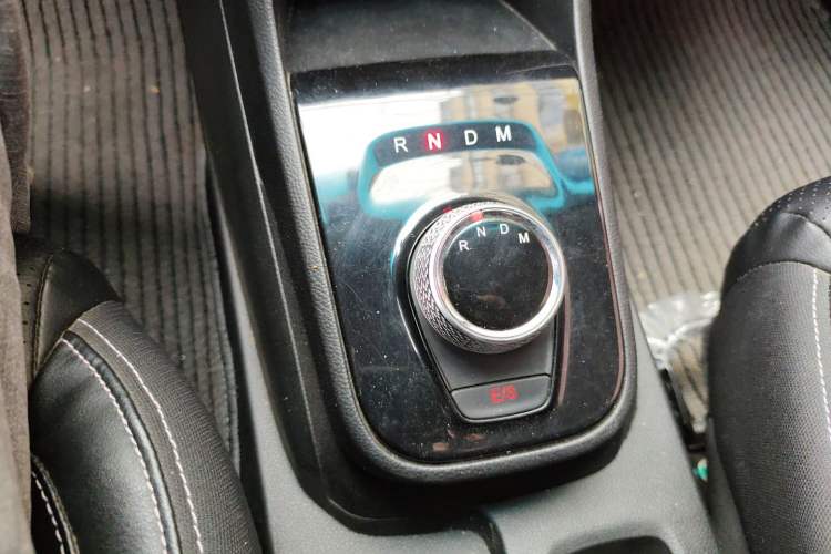Used Baojun 310W 2018 1.5L Automatic Fashion Version China V Emission Standard Gear Lever