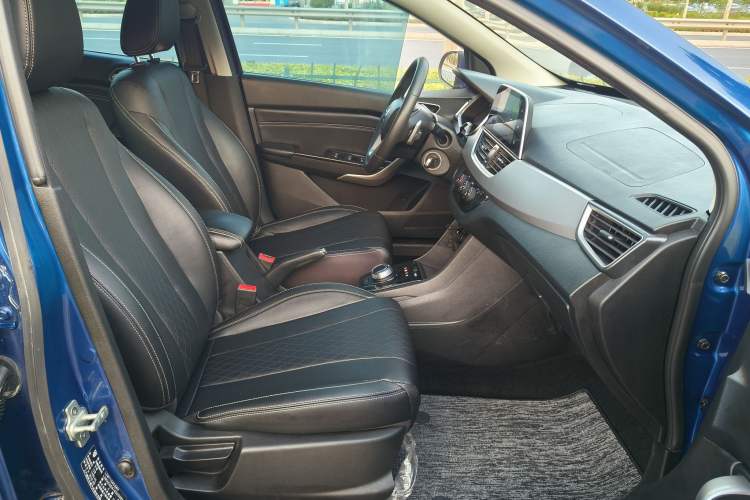 Used Baojun 310W 2018 1.5L Automatic Fashion Edition China VI Interior 2