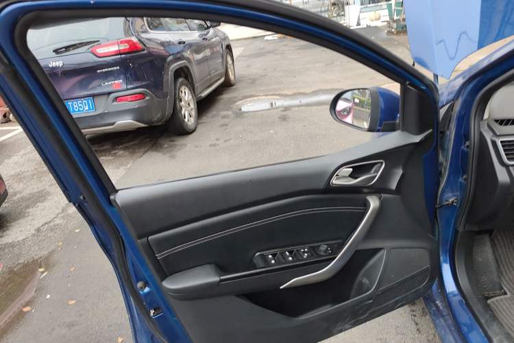 Used Baojun 310W 2018 1.5L Automatic Fashion Version China V Emission Standard Interior 7