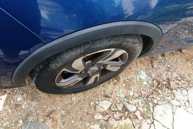 Used Baojun 310W 2018 1.5L Automatic Luxury Version China V Left Front Wheel Hub