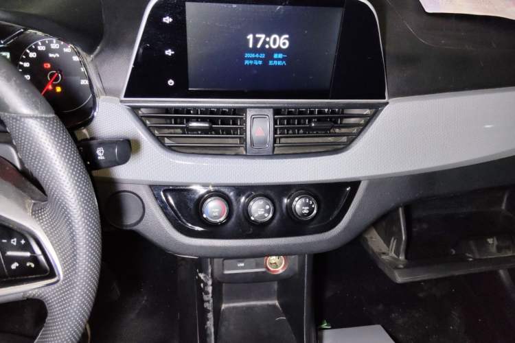 Used Baojun 310W 2018 1.5L Automatic Luxury Version China VI Emission Standard Audio And AC Panel