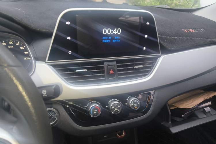 Used Baojun 310W 2018 1.5L Automatic Fashion Version China V Emission Standard Audio And AC Panel